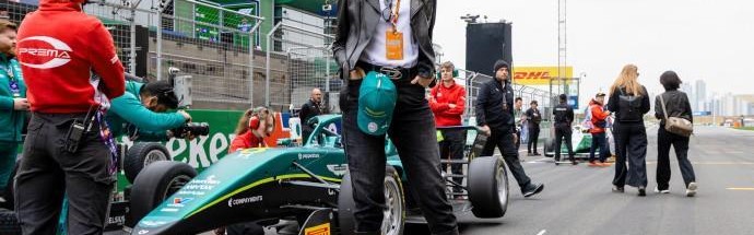 世界杯官网-赵丽娜走进F1现场，与库特哈德、维伦纽夫畅聊退役生活