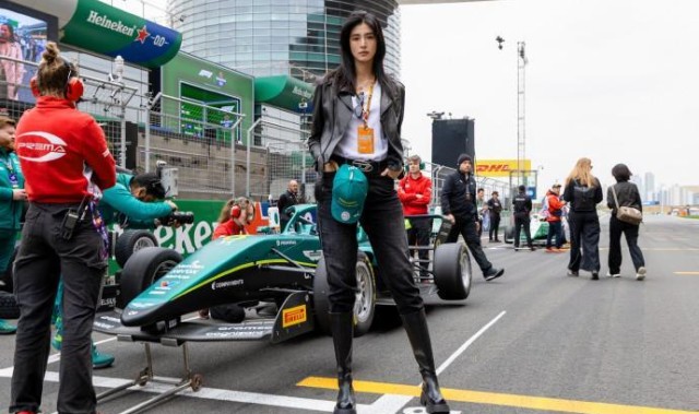 世界杯官网-赵丽娜走进F1现场，与库特哈德、维伦纽夫畅聊退役生活